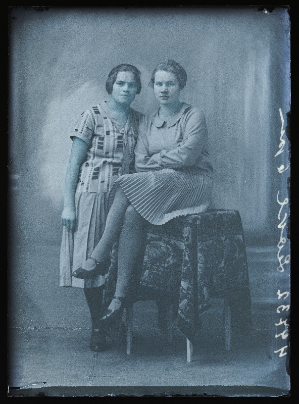 Kaks naist, (foto tellija Leoke).
