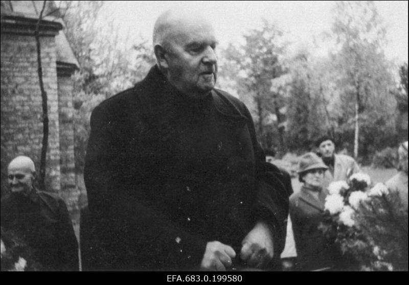 Haridus- ja riigitegelane Aleksander Veiderma kõnelemas õpetaja ja haridusjuhi Kustav Olliku matusel Rahumäe kalmistul, tagaplaanil vasakul looduslooõpetaja haridustegelane Gustav Reial.