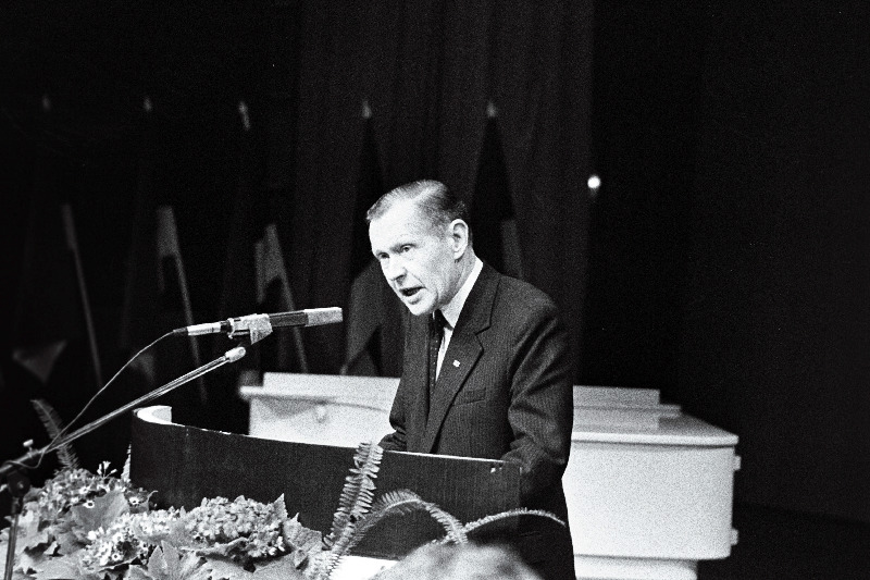 Stalinismiohvritele pühendatud mälestusmiiting linnahallis, kõneleb ajaloolane Evald Laasi.