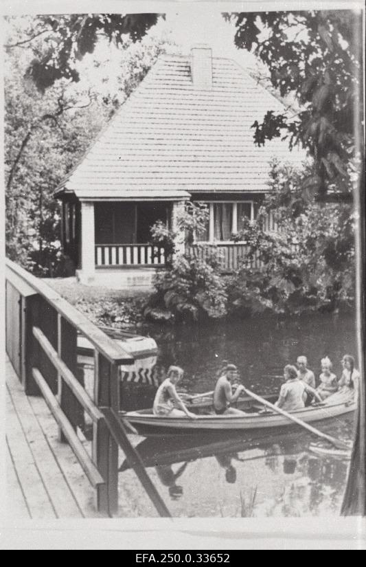 Põltsamaa rajooni Spordiühingu Jõud jahi - ja kalameeste ühiselt ehitatud klubihoone.