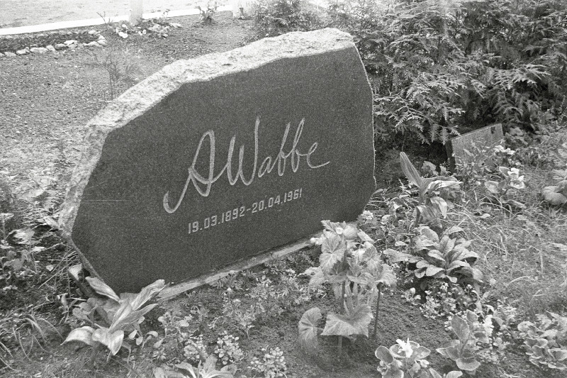 Kunstnik Ado Vabbe hauakivi Puiestee t kalmistul.