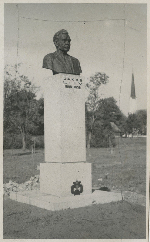 Krijanik Jakob Liivi mälestussamaas Väike-Maarjas