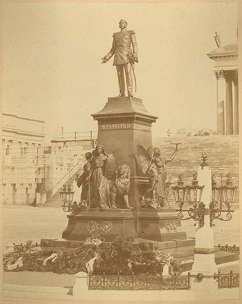 Staty av Alexander II i Helsingfors.