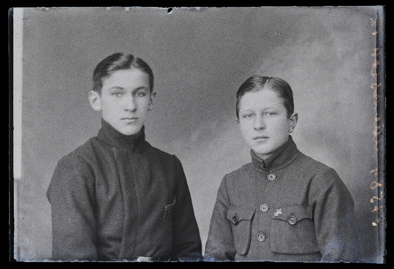 Kaks kooliõpilast, (foto tellija Mädasson).