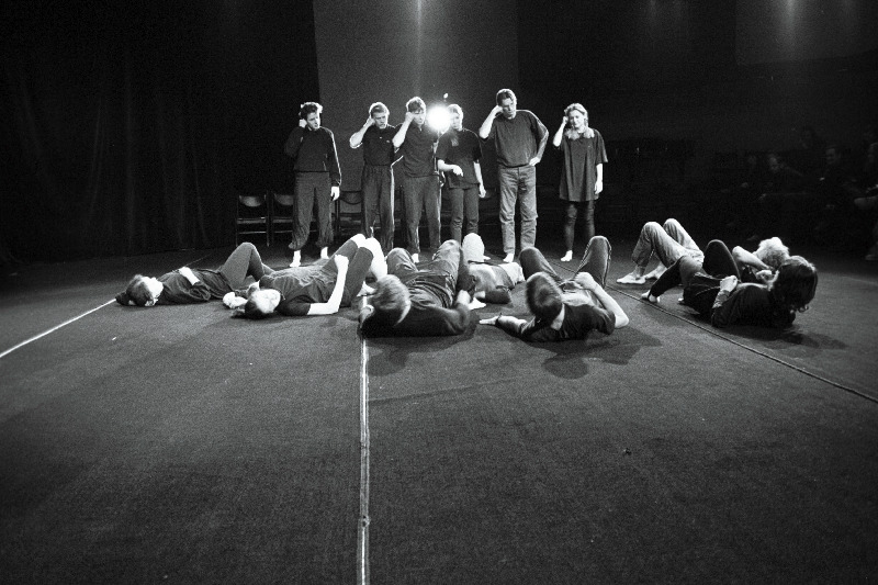 Šveitsi lavastaja Zürichist Thomas Grüebleri improvisatsiooniteatri trupp Ugala teatri väikeses saalis.