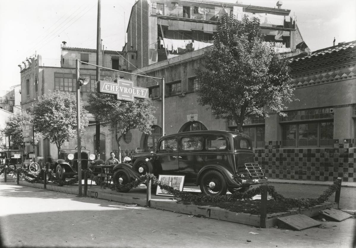 [Fairs on James I Avenue] - Fair of samples at the Gran Via Jaume I during the Fairs and Festivals of Sant Narcís, in front of the edifice Athenea.