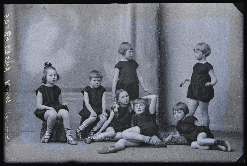 Grupp esinemisriietes lapsi, (foto tellija Koik).