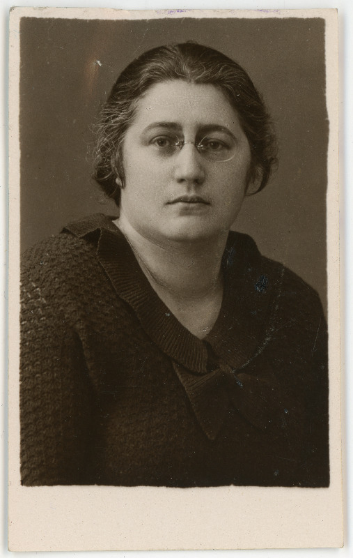 Garšnek, Anna, sünd 1899. Portreefoto välispassi saamiseks esitatud avalduse juurde