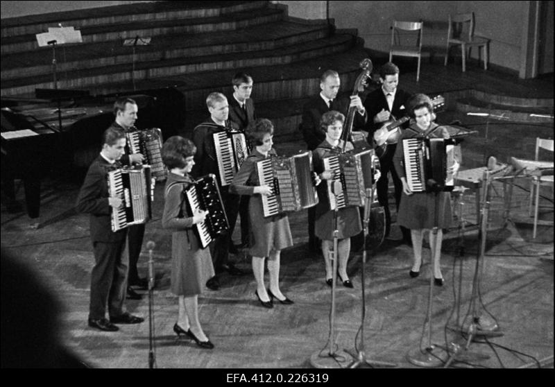 Noorsoo Kultuuripalee akordionistide orkester Venda Tammani juhatusel esinemas meesansambli "Vanad sõbrad" 10. aastapäeva konserdil "Estonia" kontserdisaalis.