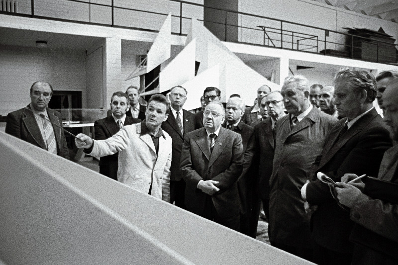 Vabariigi partei ja valitsuse juhtivad töötajad Monumentaalkunsti Majas tutvuvad Maarjamäe memoriaalansambli teise järgu maketiga. I reas paremalt 1. EKP Tallinna Linnakomitee esimene sekretär N. Johanson, 2. Eesti NSV Ministrite Nõukogu esimees V. Klauson, 3. EKP Keskkomitee esimene sekretär J. Käbin; II reas vasakult 2. Eesti NSV Ministrite Nõukogu esimehe esimene asetäitja E. Tõnurist, 2. EKP Keskkomitee teine sekretär K. Lebedev, 5. EKP Keskkomitee sekretär K. Vaino.