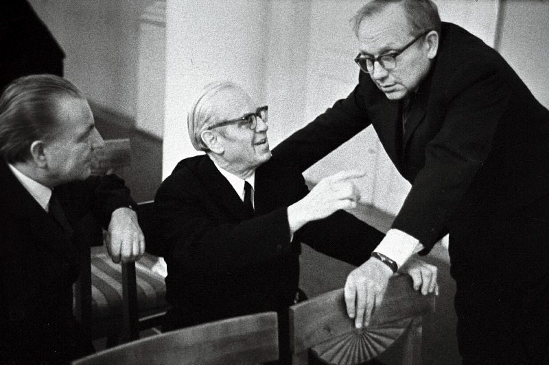 Kirgilisi RÜ pedagoogika ja psühholoogia kateedri professor pedagoogikakandidaat Aulis Aret (vasakul) TRÜ filoloogiadoktor E. Laugastega vestlemas.