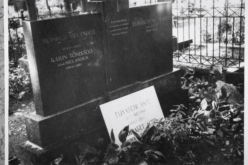Kirjanik Elisabeth Aspe haud Vana-Pärnu kalmistul.