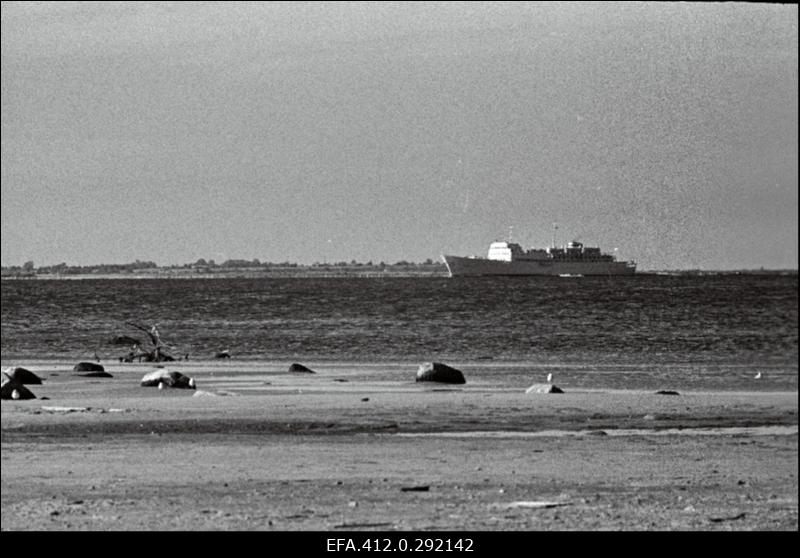 Tallinna panoraam (võetud Piritalt) ja valge reisijate laev saabub Tallinna.