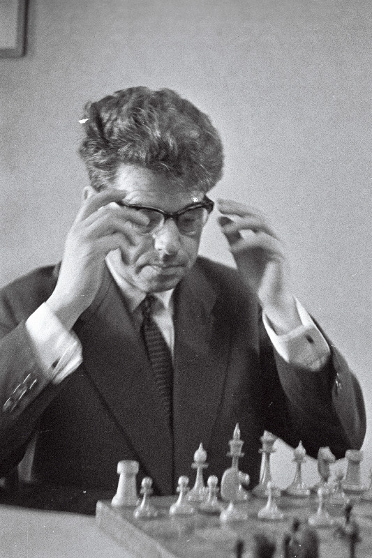 Kirjanik Aadu Hint maletamas.