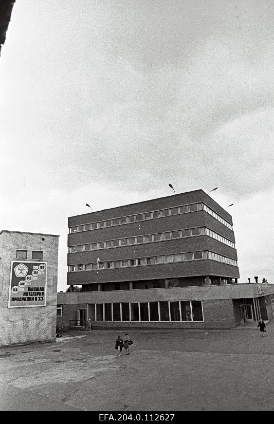 Puidutöötlemiskombinaadi "Viisnurk" suusatsehhi administratiivhoone välisvaade.