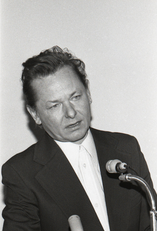 Dramaturgide nõupidamine. Sõnavõtuga esineb Enn Vetemaa.