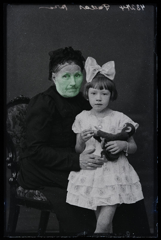 Vanaproua tüdrukuga, (foto tellija Pallas).
