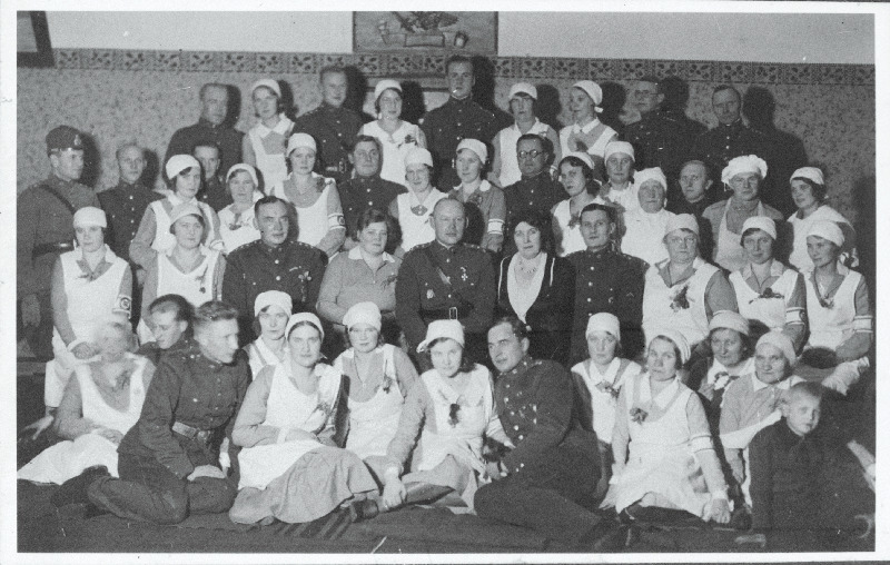 10. Üksiku Jalaväepataljoni ohvitserid koos Naiskodukaitse liikmetega. Teises reas vasakult 5. pataljoni ülem [Tallinna linna komandant] kolonelleitnant J. Junkur.