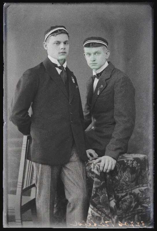 Kaks noormeest, (foto tellija Teifeldt [Teinfeldt]).