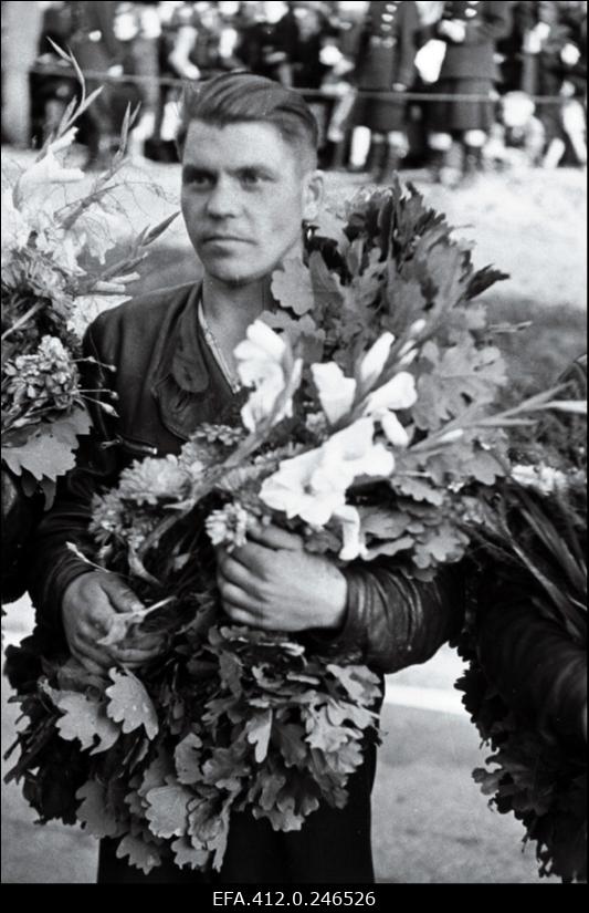 NSV Liidu meistrivõistlused ringrajasõidus Pirita-Kose-Kloostrimetsa ringrajal. Motosportlane tammepärjaga.