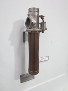 Karburator, forsøgs-, til 160 HK flymotor - Karburator for petroleum afprøvet i fly tilhørende Dansk Luftrederi A/S på
Lundtofte Flyveplads. Flyet var en Rumpler C1, der fløj i Danmark fra 1921 til
1923, hvor det huggedes op. Registreringsnummer T-DTYR.
Der findes en film med denne prøveflyvning. - Kulturstyrelsen