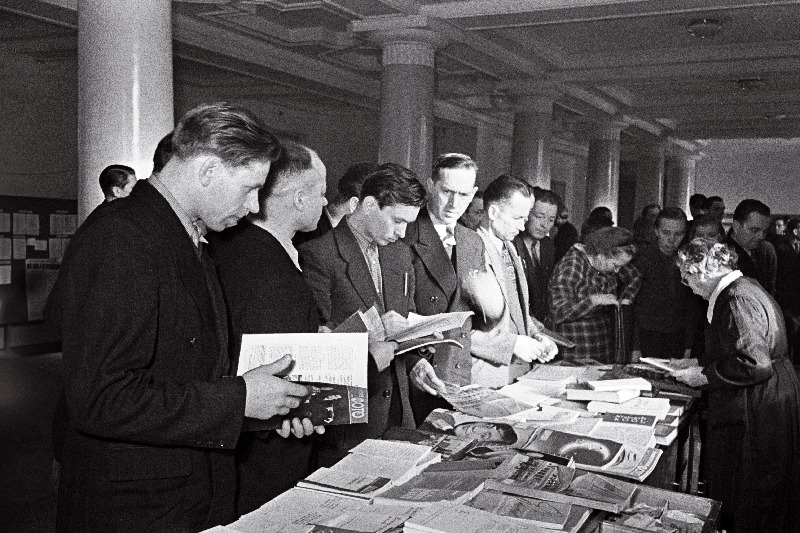 Massiline poliitilise töö küsimustes toimuva vabariikliku nõupidamise delegaadid vaheajal kirjandust ostmas.