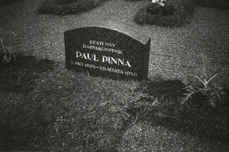 Näitleja ja lavastaja Paul Pinna hauatähis Metsakalmistul.