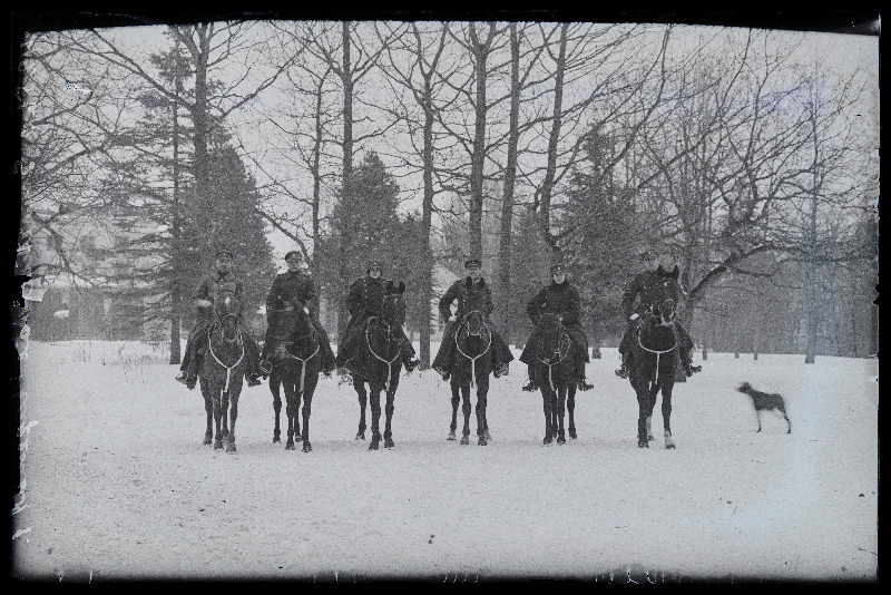 3. Suurtükiväerügemendi sõjaväelased hobustel.