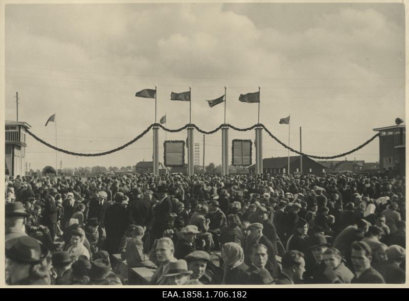 People at the Estonian Farmers' Society exhibition in Tartu