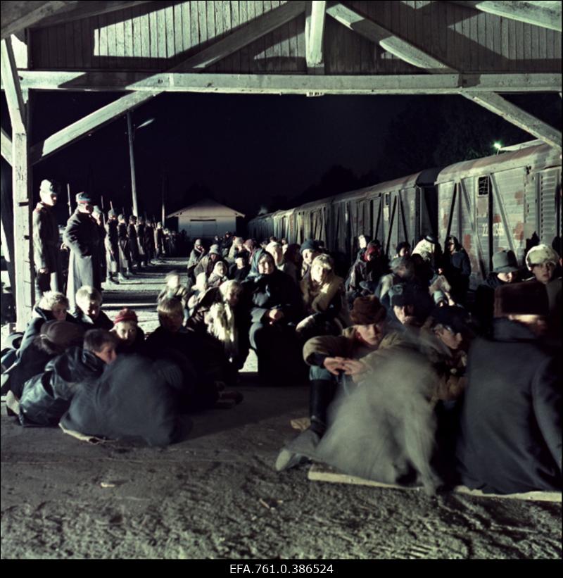 Filmi "Äratus" filmimine. Küüditatud raudteejaama platvormil.