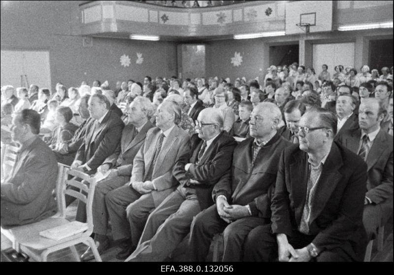 Viljandi 700. aastapäevaks välja kuulutatud lauluvõistlusest osavõtnud autorid kontserdil.