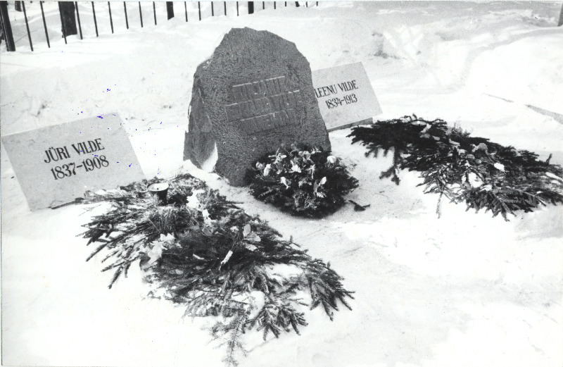 Mälestuskivi paigutamine E. Vilde vanemate hauale Rahumäe kalmistul.
