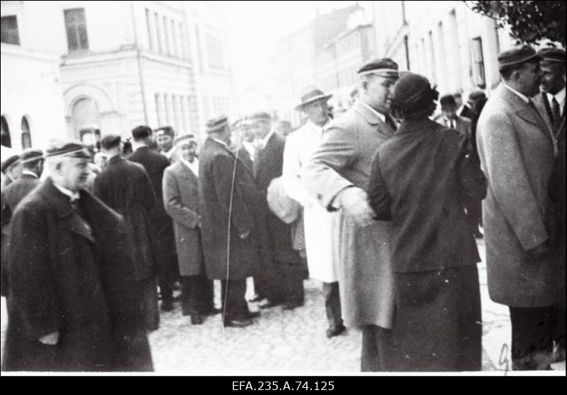 Korporatsiooni Fraternitas Estica vilistlased konvendihoone ees Kompanii tänaval.