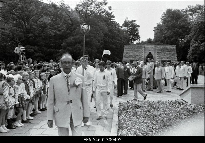 V Koolinoorte laulu- ja tantsupidu.