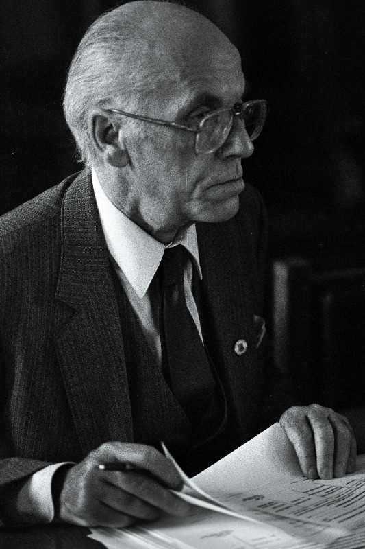 Lennart Meri, külgvaade.