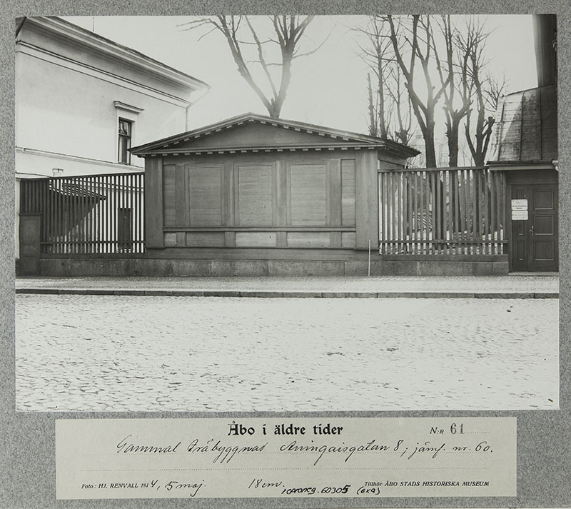 Vanha puurakennus Aninkaisenkadulla