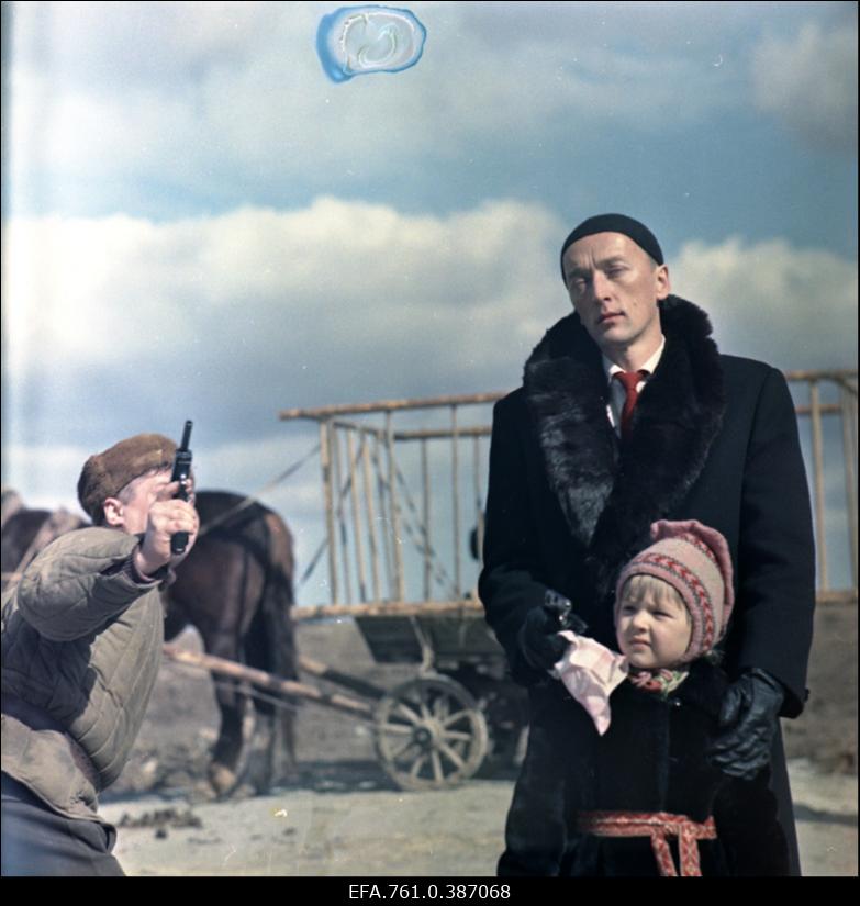 Filmi "Äratus" filmimine. Liina Lintrop Väikese Liisi, Sulev Luik Linnamehe ja Jaan Rekkor Peeter Kängsepa osas.
