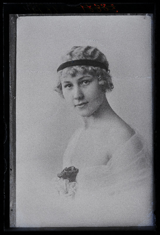 Naise foto, (29.08.1922 fotokoopia, tellija Kittask).