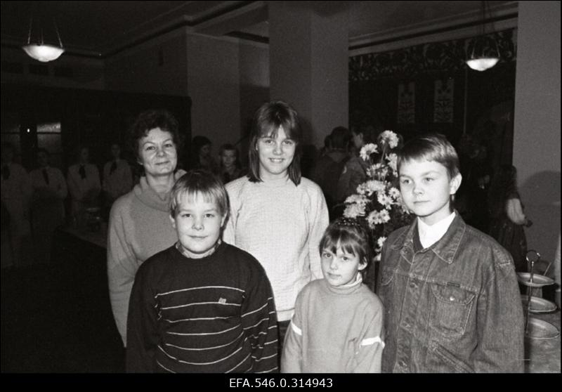 Laste külaskäik Toompeale. Vastuvõtjateks on Ministrite Nõukogu esimees Indrek Toome ja teised kõrged poliitikud.