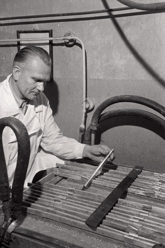 Tallinna Farmatseutilise Tehase vanemaparaaditeenindaja Heinrich Põld kontrollib alumiiniumatsetaadi temperatuuri.