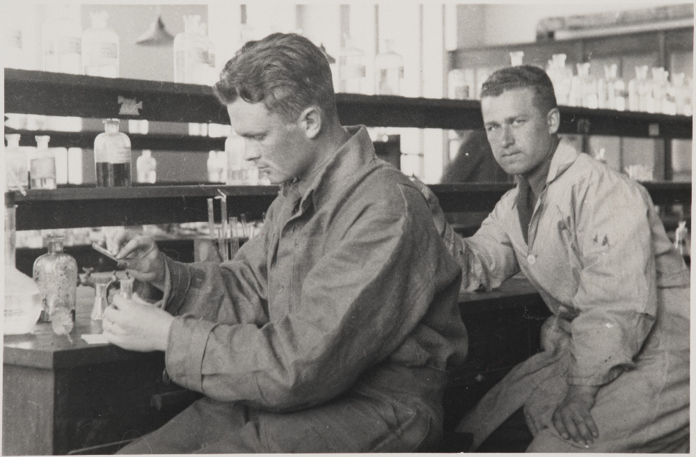 Eesti Vabariigi Sõjaväe Tehnikakool. Tallinna Tehnikaülikooli keemiaosakonna laboratooriumis praktilistel töödel on lipnikud J.Luiker ja M.Purgas.