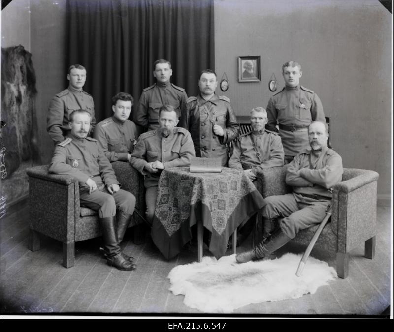 Viljandi maakonna [rahvakaitseväe] ohvitserid (istub vasakult 3. tundmatu alampolkovnik).