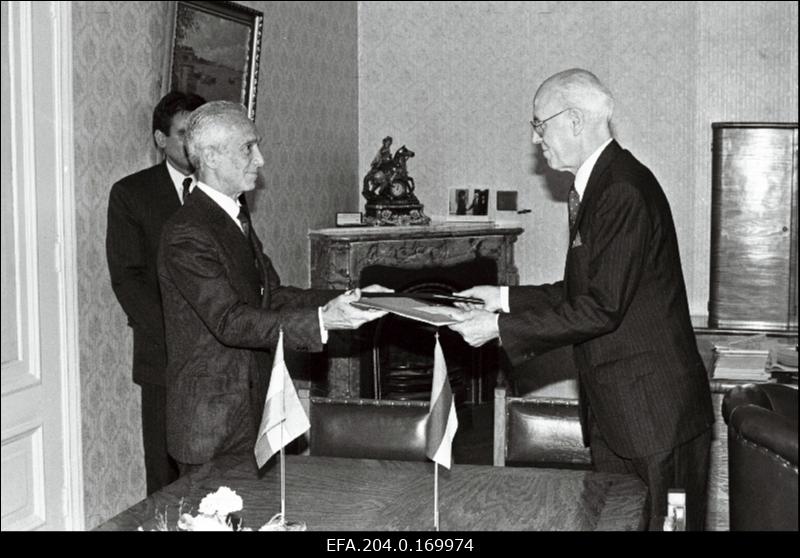 Argentiina Vabariigi suursaadik Gaston De Prat Gay (vasakul) Eesti välisministri Lennart Mere juures volikirjade üleandmisel.