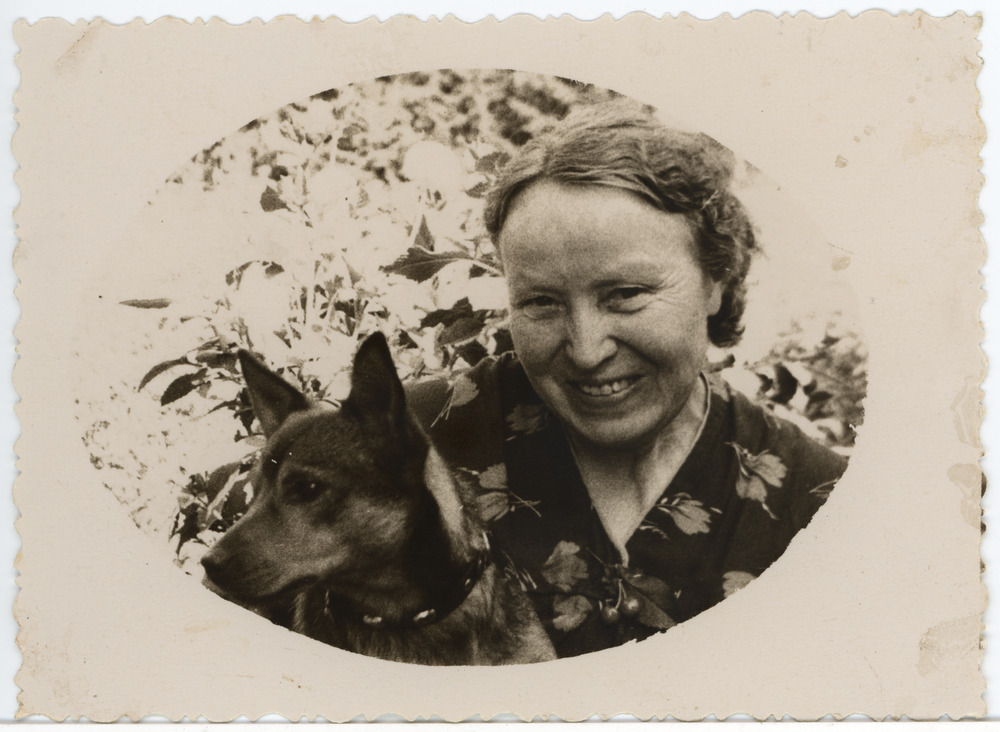 Emilie Rosalie Matsi koeraga Aegviidus õues