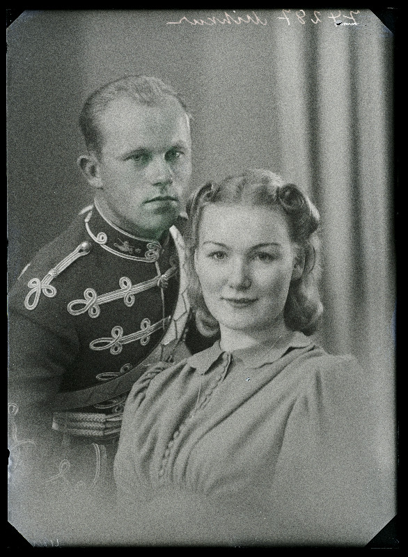 Sõjaväelane, Ratsarügemendi lipnik Valentin Mihkur ja abikaasa Aino Mihkur, (01.09.1940 fotokoopia).