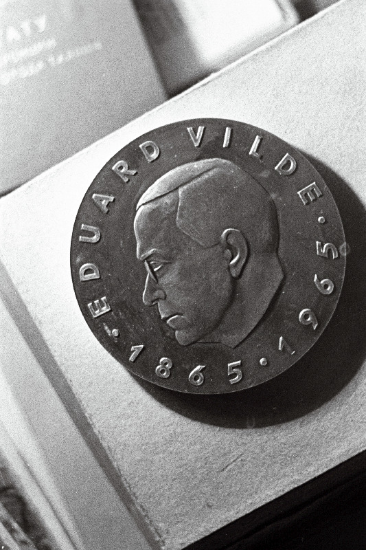 Kirjanik Eduard Vilde mälestusmedal tema tubamuuseumis Karjakülas.