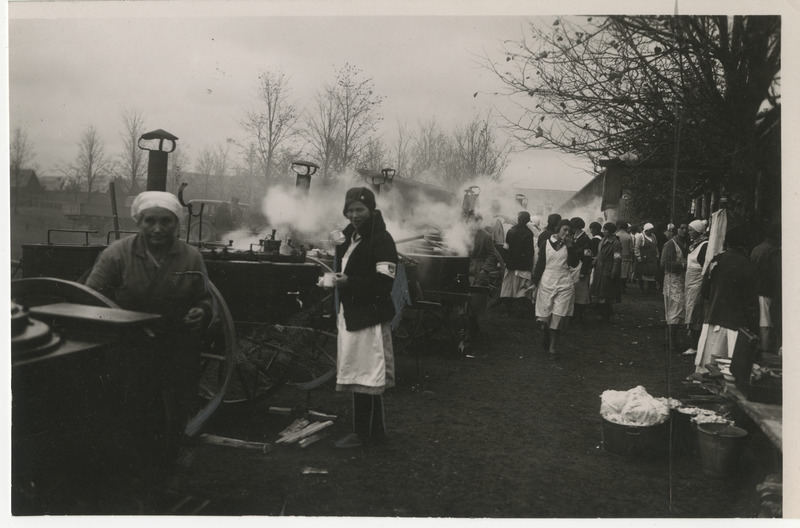 Tartu/Tartumaa jaoskonna naiskodukaitsjad väliköökide juures askeldamas