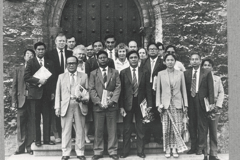 Birma Rahvakogu delegatsioon Tallinna Raekoja ees. Teises reas vasakult 6. Eesti NSV Ülemnõukogu Presiidiumi esimehe asetäitja Maia Leosk.