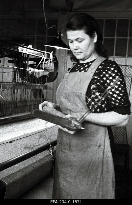 Sindi tekstiilivabriku parim tööline kuduja Hilda Tarlap oma töö juures.