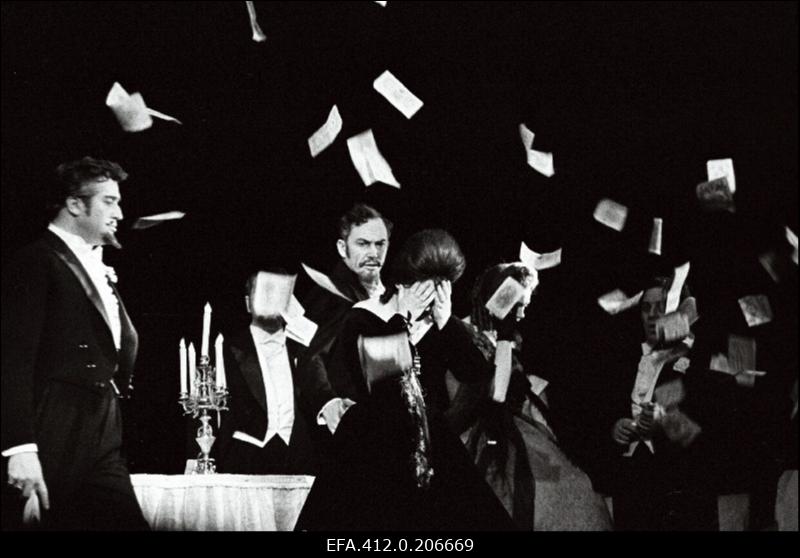 Vene kunsti dekaad: Vene NFSV rahvakunstnik Galina Kovaljova ja Hendrik Krumm G. Verdi ooperis "Traviata" RAT Estonias.